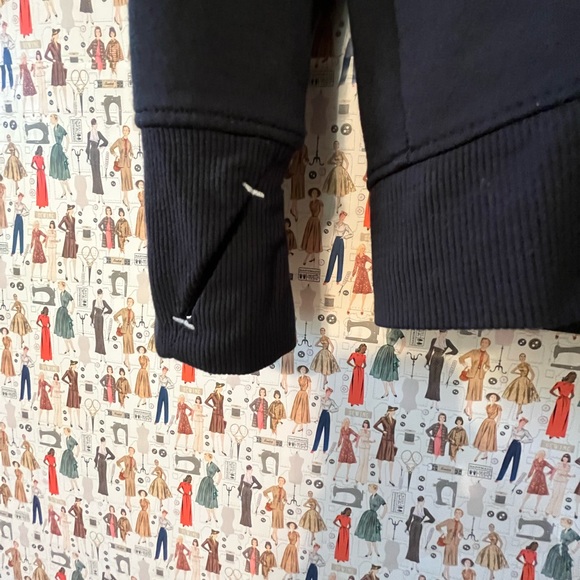 All in motion sweatshirt 🖤 - Picture 4 of 6